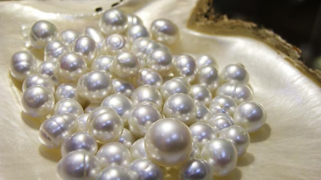 How Tahitian Pearls Surface is categorized?