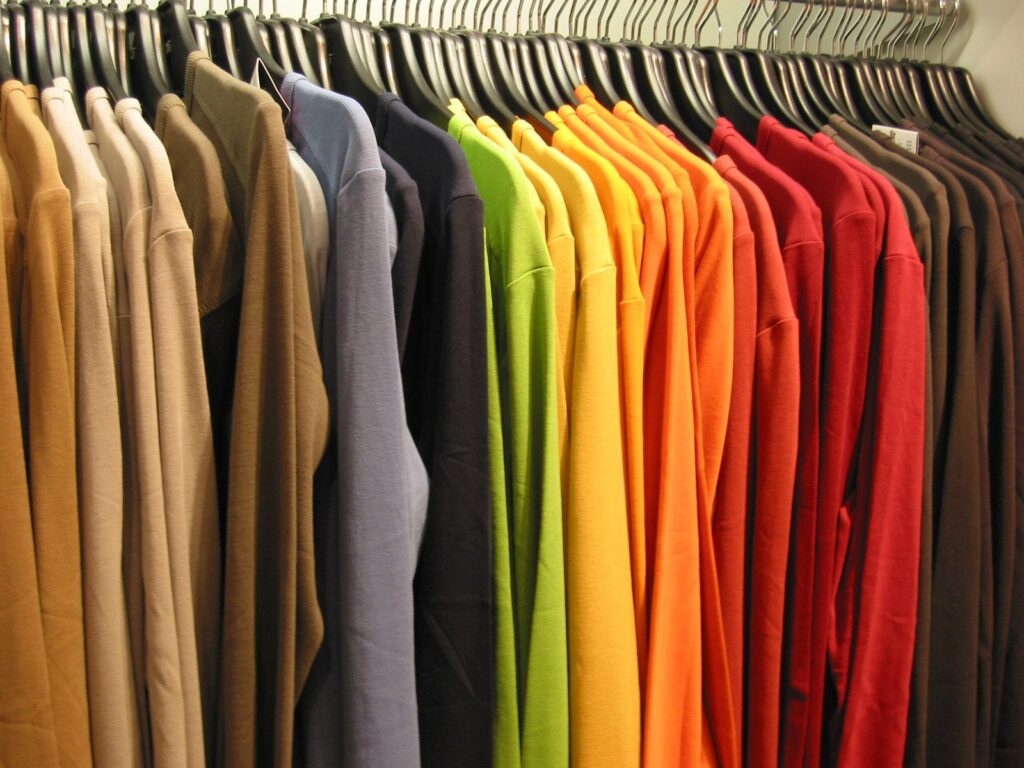 Buying wholesale clothing and where to find wholesalers for bulk clothing